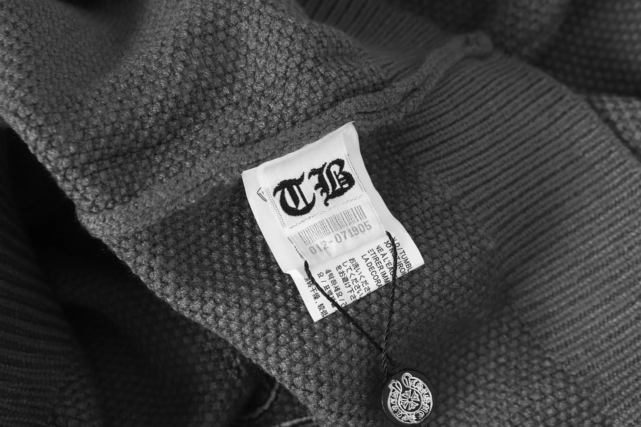 P290 #M903 cross-border model, please do not place an order if you pursue quality - Chrome Hearts/Chrome Hearts spliced Sanskrit horseshoe knitted sweater - High weight, high density and high quality The wool is soft, delicate and skin-friendly, soft and silky to the touch, has excellent warmth and skin-friendly properties - Custom-woven and dyed, no color difference, no matter the fabric or workmanship details, it beats the ordinary version on the market - Hardware zipper accessories are all customized, full of details -Colour: gray with black White and black -Size: S M L XL